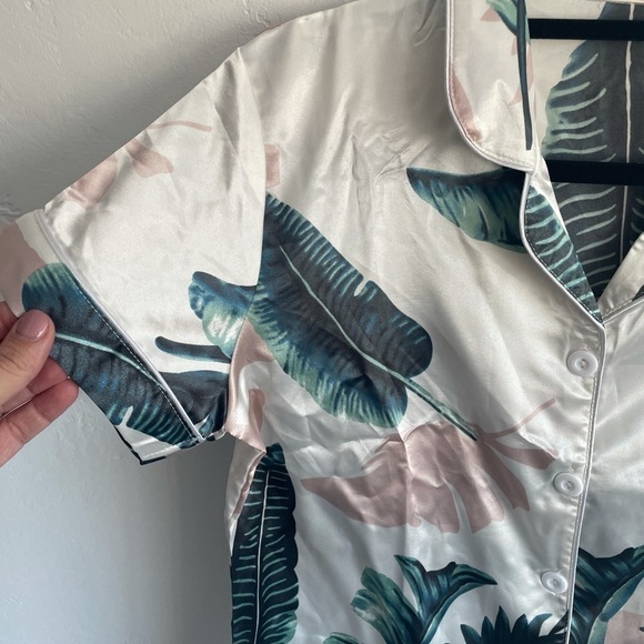 Floral Palm Print Sleepwear pajama top small silky button up - Picture 3 of 6